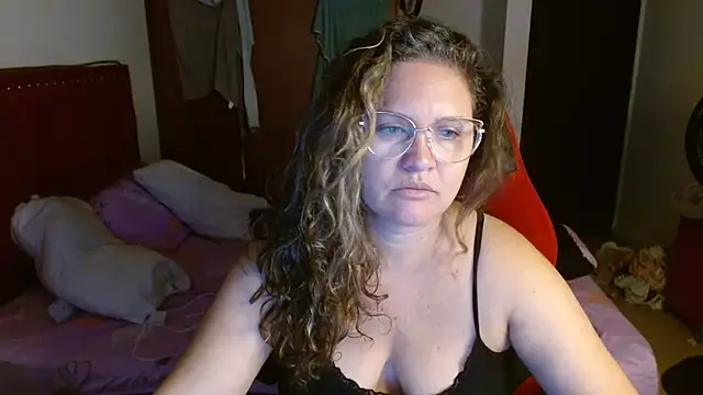 Snapshot of helenca43 chatting on December 3, 9:07 am helenca43 online show from December 3, 9:07 am