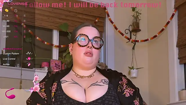 Snapshot of MissBika chatting on December 18, 1:59 am MissBika online show from December 18, 1:59 am