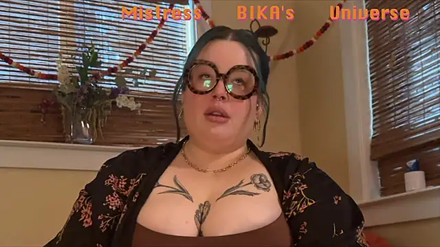 Snapshot of MissBika chatting on March 7, 12:15 am MissBika online show from March 7, 12:15 am