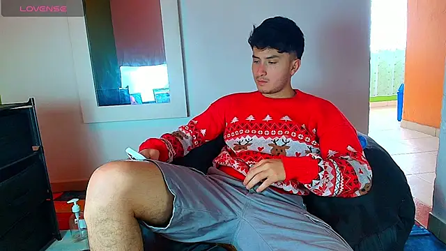 Snapshot of santyago_taylor chatting on December 4, 6:27 pm santyago taylor online show from December 4, 6:27 pm