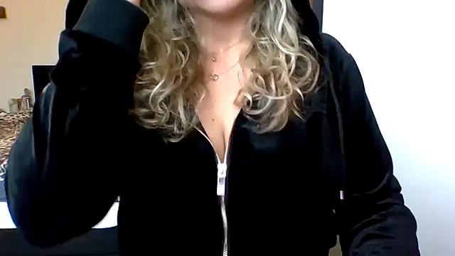 Snapshot of JenniLowen chatting on January 17, 9:06 am JenniLowen online show from January 17, 9:06 am