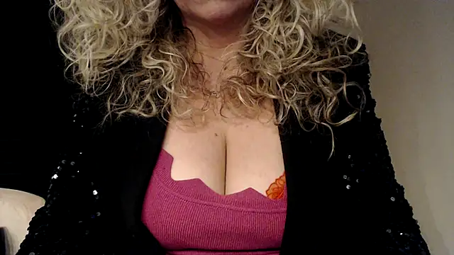 Snapshot of JenniLowen chatting on February 9, 6:47 pm JenniLowen online show from February 9, 6:47 pm