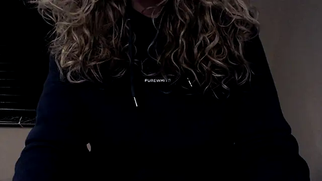 Snapshot of JenniLowen chatting on February 10, 11:02 pm JenniLowen online show from February 10, 11:02 pm