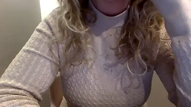 Snapshot of JenniLowen chatting on February 14, 2:33 pm JenniLowen online show from February 14, 2:33 pm