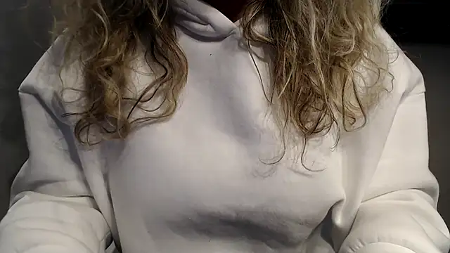 Snapshot of JenniLowen chatting on February 17, 4:04 pm JenniLowen online show from February 17, 4:04 pm