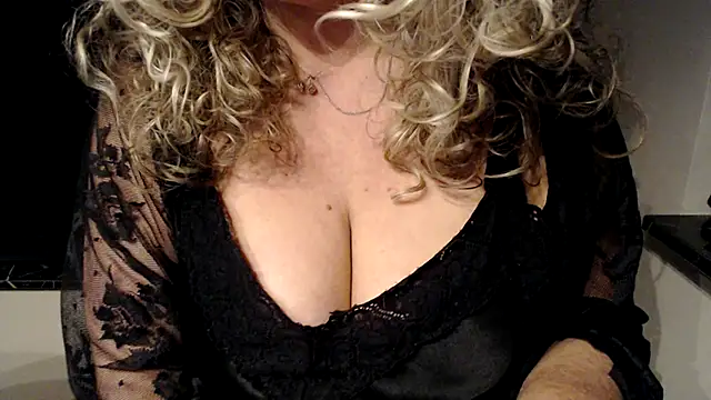 Snapshot of JenniLowen chatting on February 25, 5:08 am JenniLowen online show from February 25, 5:08 am