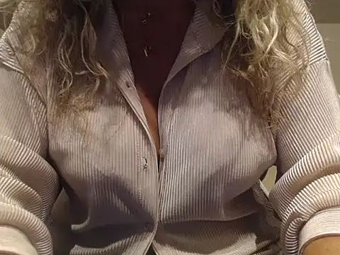 Snapshot of JenniLowen chatting on September 16, 6:14 am JenniLowen online show from September 16, 6:14 am