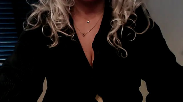 Snapshot of JenniLowen chatting on October 12, 12:04 pm JenniLowen online show from October 12, 12:04 pm