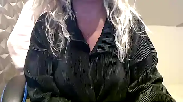 Snapshot of JenniLowen chatting on October 23, 9:08 am JenniLowen online show from October 23, 9:08 am