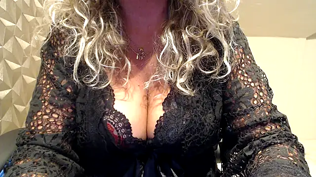 Snapshot of JenniLowen chatting on October 26, 7:58 am JenniLowen online show from October 26, 7:58 am