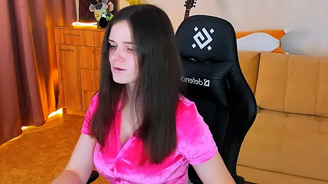 Lora Cain online show from December 6, 2:28 pm