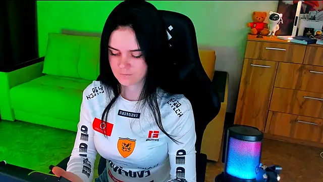 Lora Cain online show from February 12, 3:05 pm