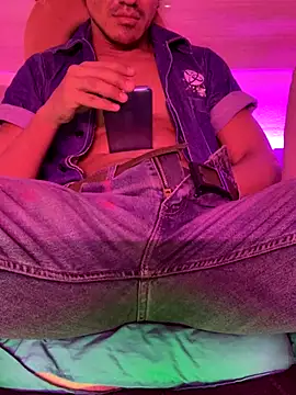 Snapshot of thesummerboy chatting on December 3, 11:22 am thesummerboy online show from December 3, 11:22 am