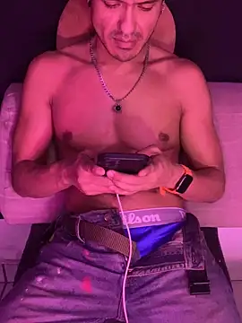 Snapshot of thesummerboy chatting on December 6, 8:05 am thesummerboy online show from December 6, 8:05 am