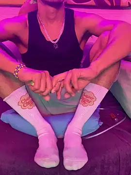 Snapshot of thesummerboy chatting on December 9, 1:55 pm thesummerboy online show from December 9, 1:55 pm