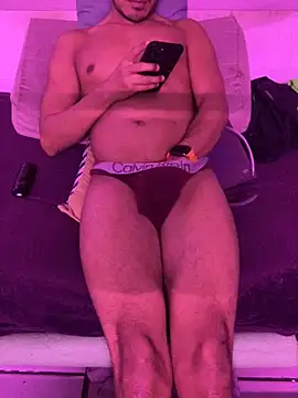 Snapshot of thesummerboy chatting on December 21, 3:14 am thesummerboy online show from December 21, 3:14 am