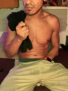 Snapshot of thesummerboy chatting on December 21, 4:36 pm thesummerboy online show from December 21, 4:36 pm