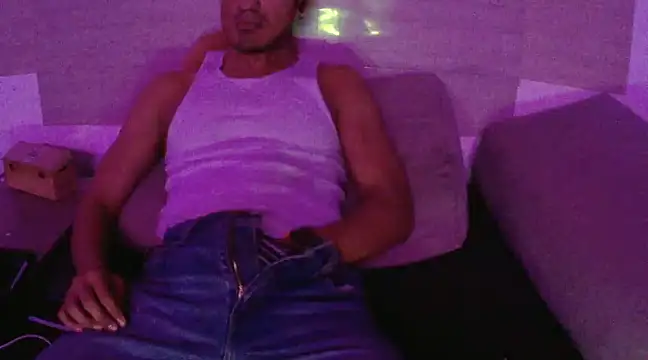 Snapshot of thesummerboy chatting on January 14, 11:42 am thesummerboy online show from January 14, 11:42 am