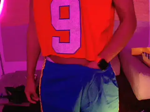 Snapshot of thesummerboy chatting on January 19, 10:50 am thesummerboy online show from January 19, 10:50 am