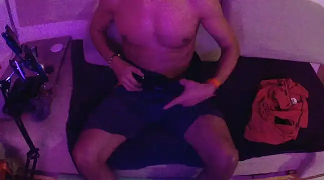 Snapshot of thesummerboy chatting on January 29, 5:19 am thesummerboy online show from January 29, 5:19 am