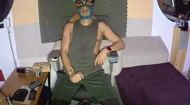 Snapshot of thesummerboy chatting on February 9, 9:58 am thesummerboy online show from February 9, 9:58 am