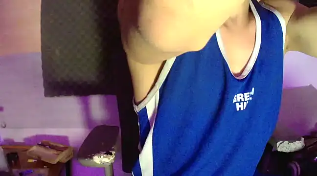 Snapshot of thesummerboy chatting on February 11, 11:10 am thesummerboy online show from February 11, 11:10 am