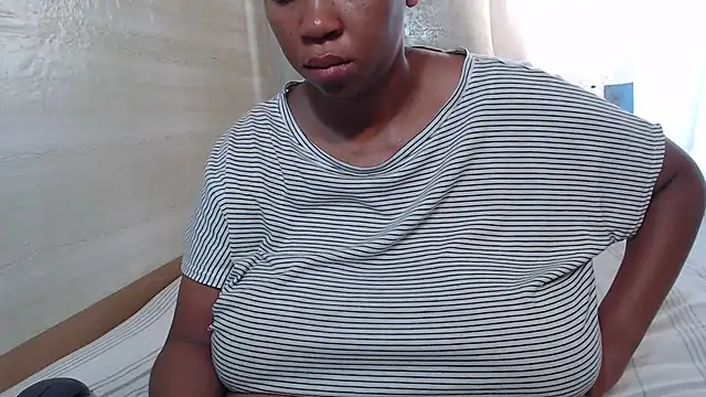 Snapshot of FlavoredNia chatting on February 4, 5:10 am FlavoredNia online show from February 4, 5:10 am