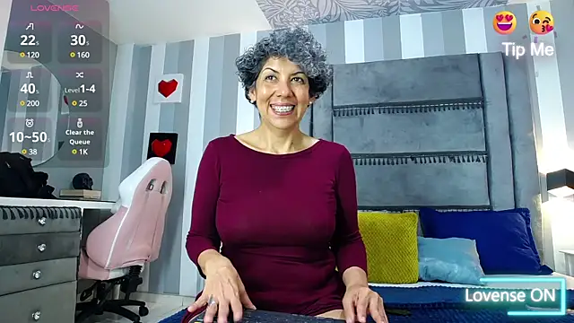 Julianewell online show from February 8, 3:31 pm