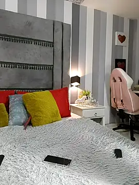 Julianewell online show from December 3, 12:25 pm