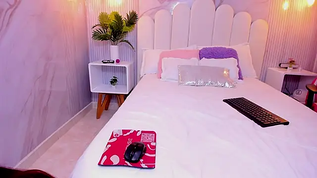 Snapshot of Carohorny4u chatting on October 8, 8:17 pm Carohorny4u online show from October 8, 8:17 pm