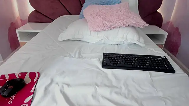 Snapshot of Carohorny4u chatting on November 17, 1:22 am Carohorny4u online show from November 17, 1:22 am