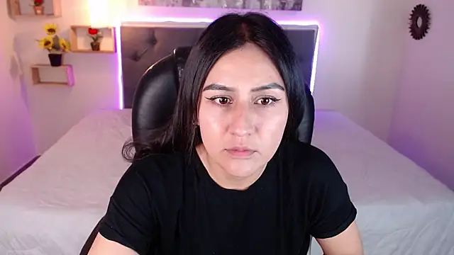 mia aira online show from December 12, 8:32 pm