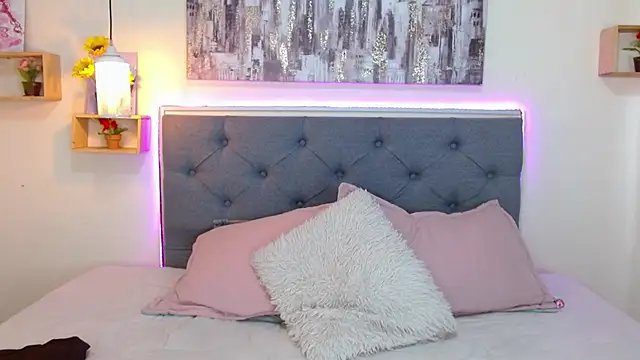 mia aira online show from September 8, 3:11 pm