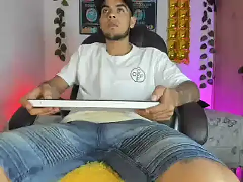 Snapshot of mikee_scooth chatting on February 1, 12:40 am mikee scooth online show from February 1, 12:40 am