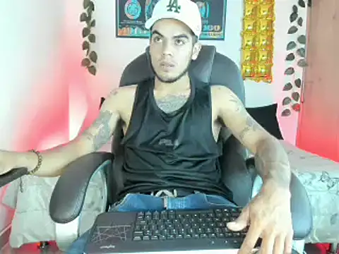 Snapshot of mikee_scooth chatting on February 9, 3:43 am mikee scooth online show from February 9, 3:43 am