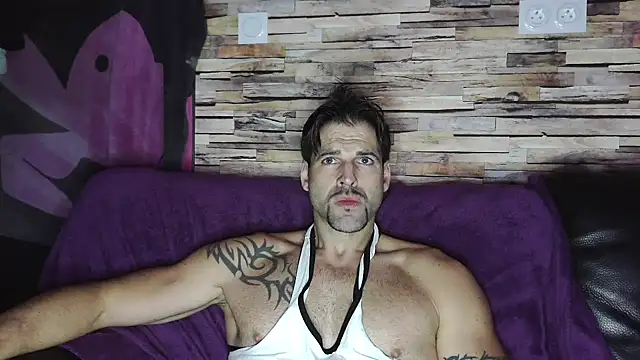 Snapshot of XxBigboybandxX chatting on December 15, 4:26 pm XxBigboybandxX online show from December 15, 4:26 pm