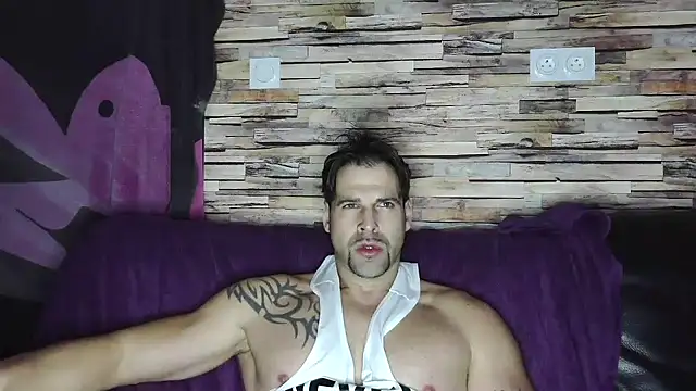 Snapshot of XxBigboybandxX chatting on January 9, 4:17 pm XxBigboybandxX online show from January 9, 4:17 pm