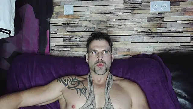 Snapshot of XxBigboybandxX chatting on January 18, 4:42 pm XxBigboybandxX online show from January 18, 4:42 pm