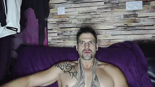 Snapshot of XxBigboybandxX chatting on January 18, 9:13 pm XxBigboybandxX online show from January 18, 9:13 pm