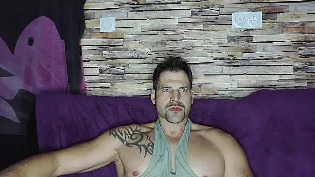 Snapshot of XxBigboybandxX chatting on January 25, 8:21 pm XxBigboybandxX online show from January 25, 8:21 pm