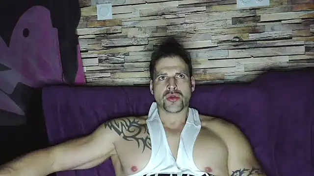 Snapshot of XxBigboybandxX chatting on February 1, 9:08 pm XxBigboybandxX online show from February 1, 9:08 pm