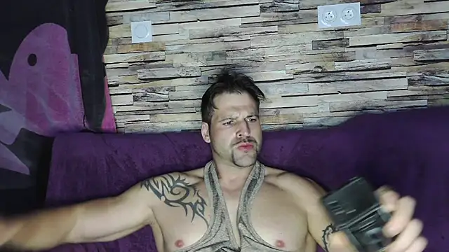 Snapshot of XxBigboybandxX chatting on February 4, 7:22 pm XxBigboybandxX online show from February 4, 7:22 pm