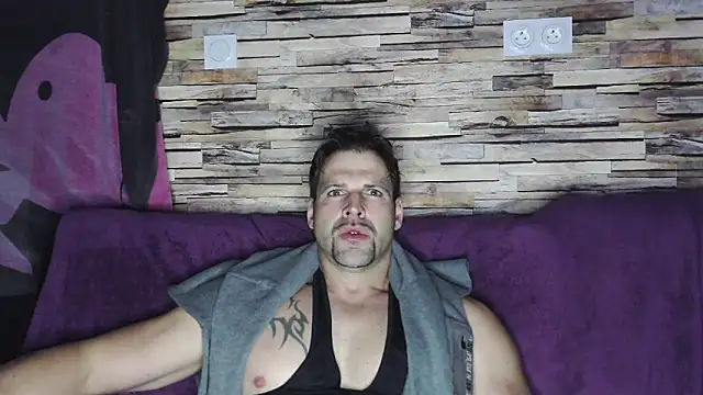 Snapshot of XxBigboybandxX chatting on February 7, 7:27 pm XxBigboybandxX online show from February 7, 7:27 pm