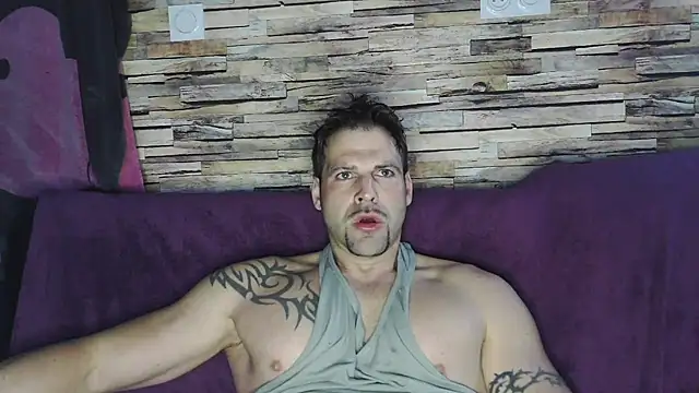 Snapshot of XxBigboybandxX chatting on February 8, 7:59 am XxBigboybandxX online show from February 8, 7:59 am