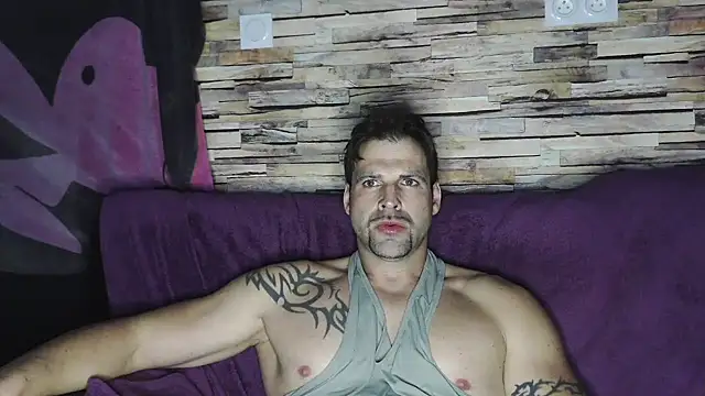 Snapshot of XxBigboybandxX chatting on February 12, 7:02 pm XxBigboybandxX online show from February 12, 7:02 pm