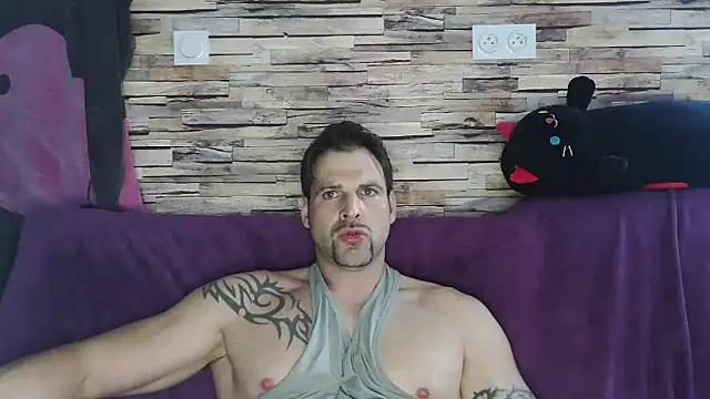 Snapshot of XxBigboybandxX chatting on February 21, 2:06 pm XxBigboybandxX online show from February 21, 2:06 pm