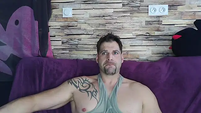 Snapshot of XxBigboybandxX chatting on February 23, 4:35 pm XxBigboybandxX online show from February 23, 4:35 pm