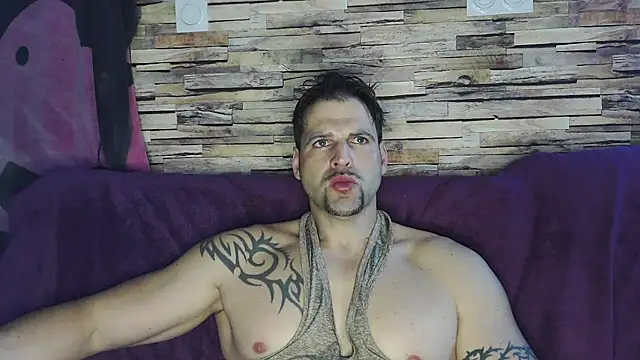 Snapshot of XxBigboybandxX chatting on March 1, 10:13 am XxBigboybandxX online show from March 1, 10:13 am