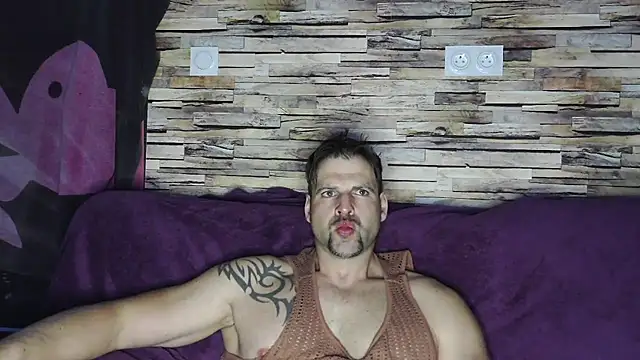 Snapshot of XxBigboybandxX chatting on March 13, 7:17 pm XxBigboybandxX online show from March 13, 7:17 pm