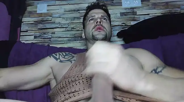 Snapshot of XxBigboybandxX chatting on March 18, 6:37 pm XxBigboybandxX online show from March 18, 6:37 pm